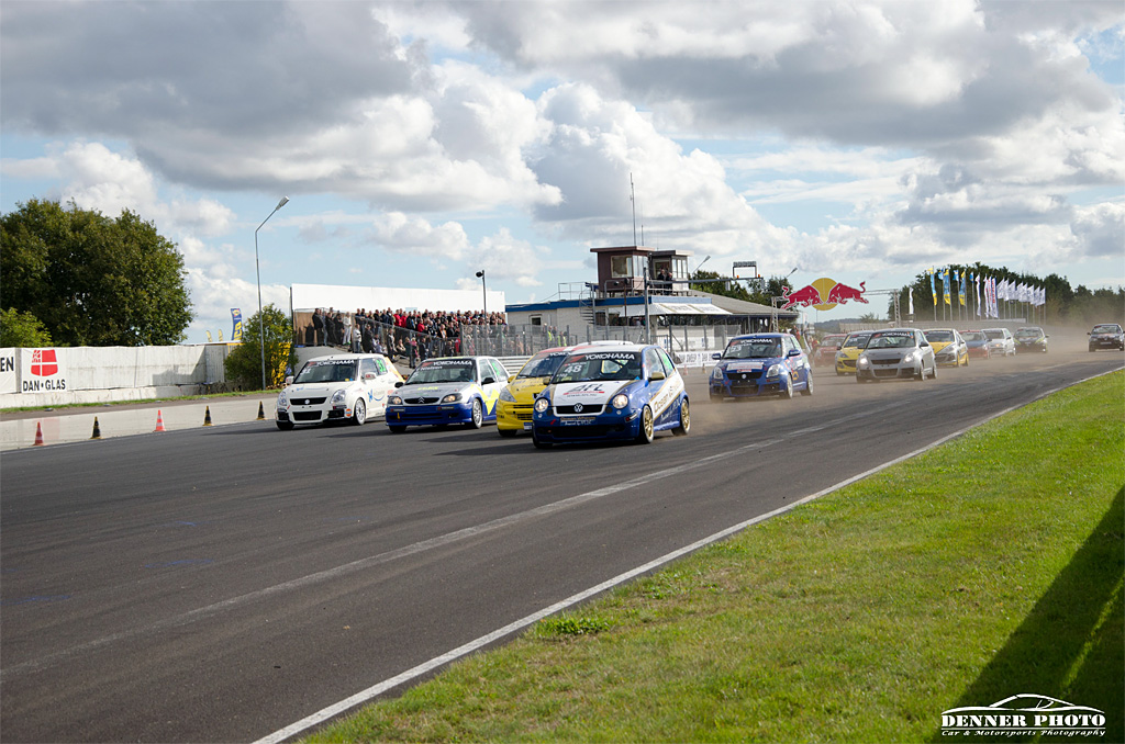 Starten på heat 1, med Nicolai Nielsen foran Dennis Bannergård og Tue Nielsen med Nicki E. Kristensen i ydersporet.
(Foto: Denner Photo)